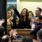 La diputada del PP, Teresa Jiménez Becerril, grita desde su escaño durante una de las intervenciones del candidato a la Presidencia del Gobierno, Pedro Sánchez, en el Congreso.-EFE