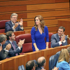 La nueva presidenta de las Cortes recibe el aplauso del hemiciclo.-ICAL