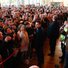 Santiago Abascal, antes del acto de campaña, se dirige a todos los ciudadanos que se han quedado fuera del auditorio.-J.M. LOSTAU