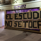 Cartel contra el cambio del escudo en la tienda oficial del Real Valladolid. / VALLADOLID1984