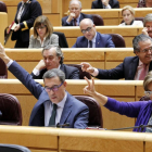 Senadores del grupo Popular durante la votación de una enmienda del PSOE a los Presupuestos Generales del Estado para 2016 para la bonificación del carbón nacional que cumpla con los requisitos medioambientales, conocido como céntimo verde.-ICAL