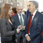 La presidenta de las Cortes y el presidente de la Cámara de Comercio conversan con Antonio Largo.-J.M. LOSTAU