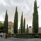 El jardín de los cipreses, detrás de la catedral, rodeado de una valla.-J. M. LOSTAU