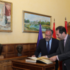 Carlos Pollán con el alcalde de Palencia, Mario Simón. ICAL.