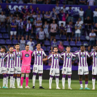 Jugadores del Real Valladolid guardan el minuto de silencio en Zorrilla. / I. SOLA. / RV