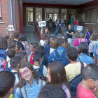 Niños esperan para saber cuál será su clase durante el curso en el colegio Pablo VI de Ávila-ICAL