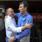 El secretario autonómico de CCOO, Ángel Hernández, saluda a su homólogo de UGT, Francisco Temprano (I), durante la celebración del 11º Congreso de CCOO de Castilla y León-R. Valtero / ICAL