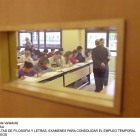 Los alumnos realizan un examen en una facultad de la Universidad de Valladolid.-J.M.LOSTAU