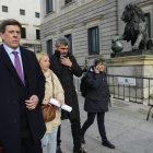 Juan Carlos Quer, a la izquierda, en la entrada al Congreso de los Diputados.-BERNARDO DÍAZ