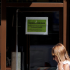 Cartel pidiendo silencio en un portal de la zona de copas de San Miguel de Valladolid