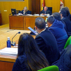 Juicio con jurado por el caso Sara con la acusada Davinia en primer término y Roberto, tercero (con capucha) en la bancada de las partes.-POOL EFE