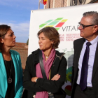 El presidente de Vitartis, Félix Moracho conversa con la ministra de Agricultura, Isabel Tejerina y la consejera de Agricultura, Milagros Marcos, antes de la Asamblea de Vitartis-Ical