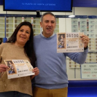 La administración de lotería n19 en Salamanca, agraciada con el premio gordo. En la imagen, los loteros Mercedes Micó y Fernando Petisco.-ICAL