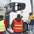 Piquete de camioneros junto al polígono industrial de Santovenia de Pisuerga (Valladolid).- J. M. LOSTAU