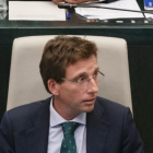 El alcalde de Madrid, José Luis Martínez-Almeida, durante el Pleno del Ayuntamiento de Madrid, en el Palacio de Cibeles. -EP