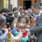 Felipe VI saluda a las personas concentradas a las puertas del Ayuntamiento de Aguilar de Campoo.-ICAL