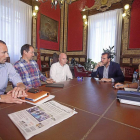 Javier Casado, Alejandro Pellitero, Mike Hansen, Óscar Puente y Alberto Bustos, en el Ayuntamiento.-José C. Castillo