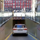 Un vehículo entra en el aparcamiento de la Plaza Mayor después de su remodelación.-J.M.LOSTAU