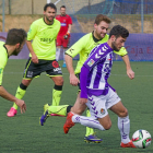 Jose avanza con el balón ante la presencia de varios rivales.-PABLO REQUEJO