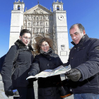 Un grupo de turistas observa un plano de la ciudad en la plaza de San Pablo.-JM LOSTAU