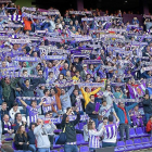 Seguidores blanquivioleta animan a su equipo.-J.M. LOSTAU