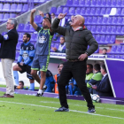 Luis César corrige a sus jugadores en los últimos minutos de partido.-MIGUEL ÁNGEL SANTOS