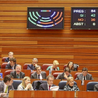 Imagen del pleno con la votación del presupuesto que refleja el apoyo del PP, la abstención de los cinco procuradores de C’s y el de UPL y el voto en contra del resto.-Ical
