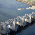 Vista aérea del Puente de Cabezón, durante una de las concentraciones vecinales que pidieron la construcción de un nuevo paso sobre el Pisuerga.-PABLO REQUEJO