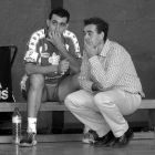 1999. Pisonero en el banquillo conversa con Juan Carlos Pastor.-EL MUNDO