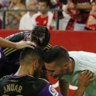 Anuar celebra su gol con León y Guardiola.