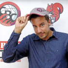 Antonio Izquierdo saluda con la gorra del club puesta, durante su presentación en el Centro Cívico Parquesol.-J.M. Lostau