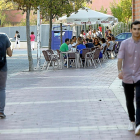 Dos jóvenes pasean por la futura calle Rafael Nadal.-J.M. LOSTAU