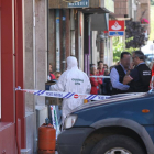 Levantamiento de los cadáveres de un hombre y una mujer que han aparecido,en el interior de un bar, con signos de violencia en Guardo (Palencia)-Ical