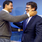 El nuevo portavoz parlamentario, Raún de la Hoz, con el presidente del PP de Castilla y León, Alfonso Fernández Mañueco.-J.M.LOSTAU