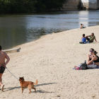 La playa de Moreras en Valladolid recibe a sus primeros bañistas en el mes de abril. - J.M. LOSTAU
