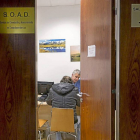 Enrique Sancho atiende a uno los usuarios del SOAD en el despacho del edificio de los juzgados-M. Á. SANTOS
