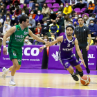Alec Wintering intenta desbordar en dribling al base de Huesca Ayoze Alonso en el ultimo partido. BALCAZA