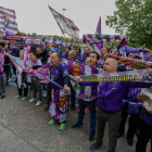 Aficionados del Real Valladolid durante la protesta por el cambio de escudo. / LOSTAU