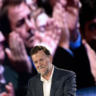 Mariano Rajoy, anoche, en el mitin que dio en Pontevedra tras sufrir la agresión.-AFP / MIGUEL RIOPA