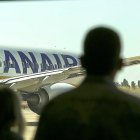 Un avión de Ryanair espera para el despegue en la pista de Villanubla.-MIGUEL ÁNGEL SANTOS