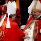 El arzobispo electo en la recepción del palio arzobispal concedido por el Papa Francisco. - E. M.