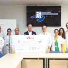 Donación de 5.000 euros de Grupo Yllera al HCUV. / E. M.