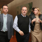 El consejero de Educación, Fernando Rey (C), comparece ante la Comisión de Economía y Hacienda de las Cortes de Castilla y León para exponer los presupuestos de su departamento para 2016. Le acompañan en la imagen los procuradores del grupo popular, Isabe-Ical
