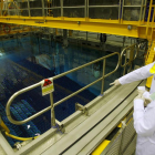 Dos empleados de la central nuclear, junto a la piscina de combustible.-ISRAEL L. MURILLO