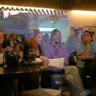 Pablo Fernández sigue  los resultados junto a otros miembros de Podemos-ICAL