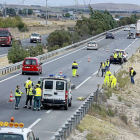 Efectivos de la Guardia Civil de Tráfico regulan la circulación en el tramo de la A-6 donde se registraron ayer los tres accidentes.-ICAL
