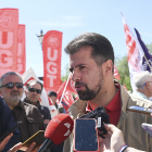 Luis Tudanca hace declaraciones a los medios en la manifestación del Primero de Mayo en Burgos. ICAL