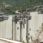 La parte posterior del cuerpo de la presa, la que quedará sumergida bajo las aguas del embalse.-ISRAEL L. MURILLO
