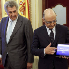 El ministro de Economía, Cristóbal Montoro muestra al presidente del Congreso de los Diputados, Jesús Posada, los Presupuestos Generales del Estado 2015-El Mundo