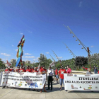 Trabajadores de Itevelesa manifestándose en el exterior de las Cortes de Castilla y León.-ICAL